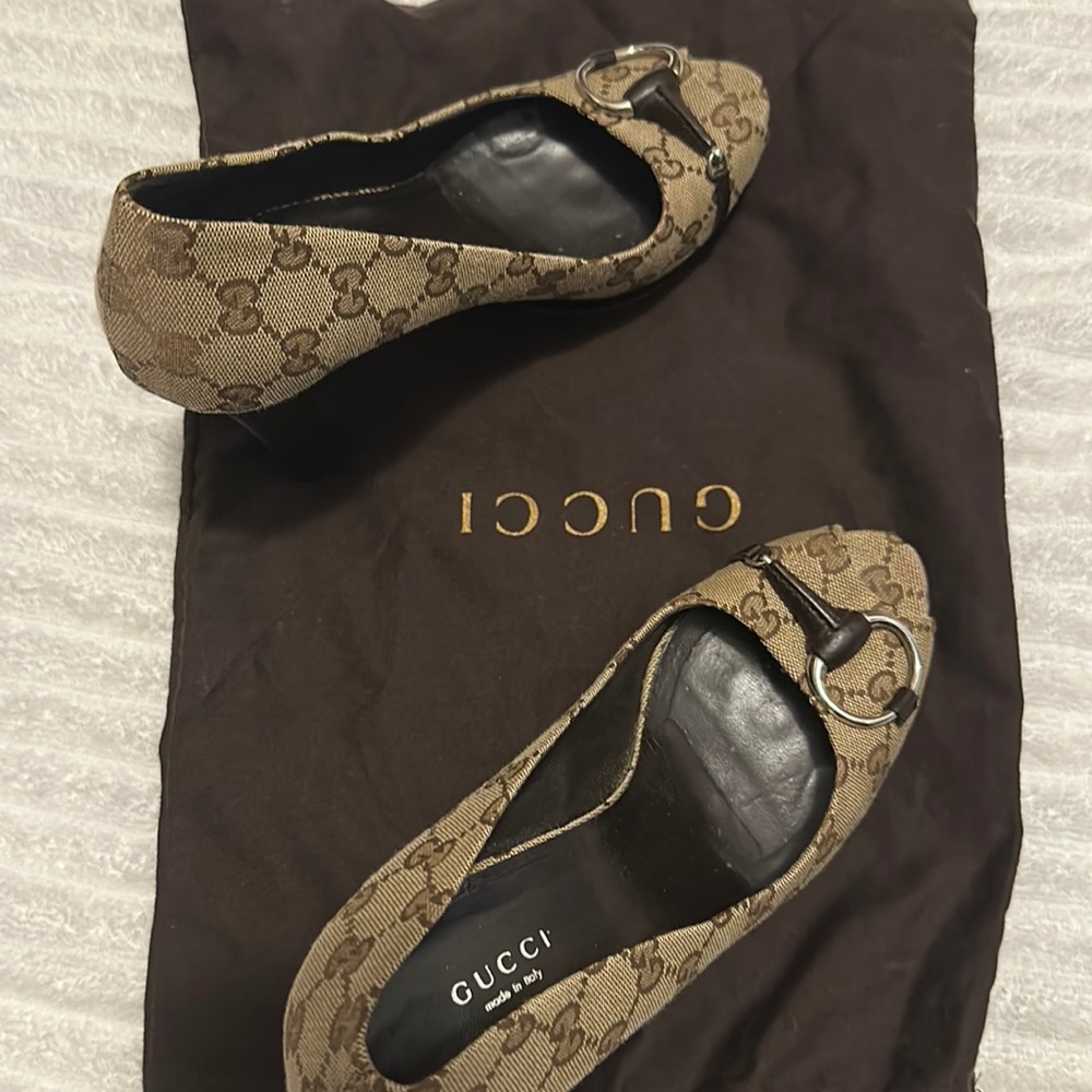 Gucci heels size 9 height 4 and 1/2. Perfect conditions and 100% autentic.